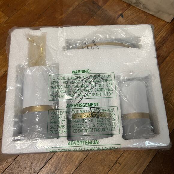 Minamilist bathroom accessories set - Picture 2 of 9